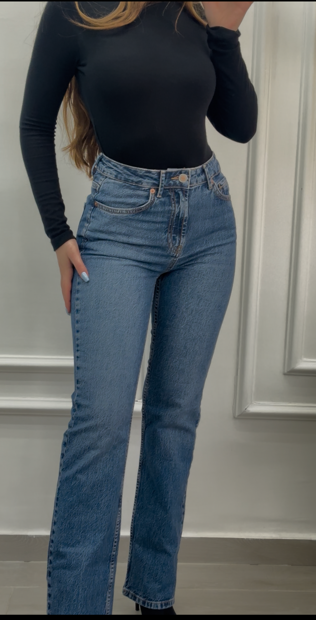 HIGH-WAIST STRAIGHT-LEG JEANS