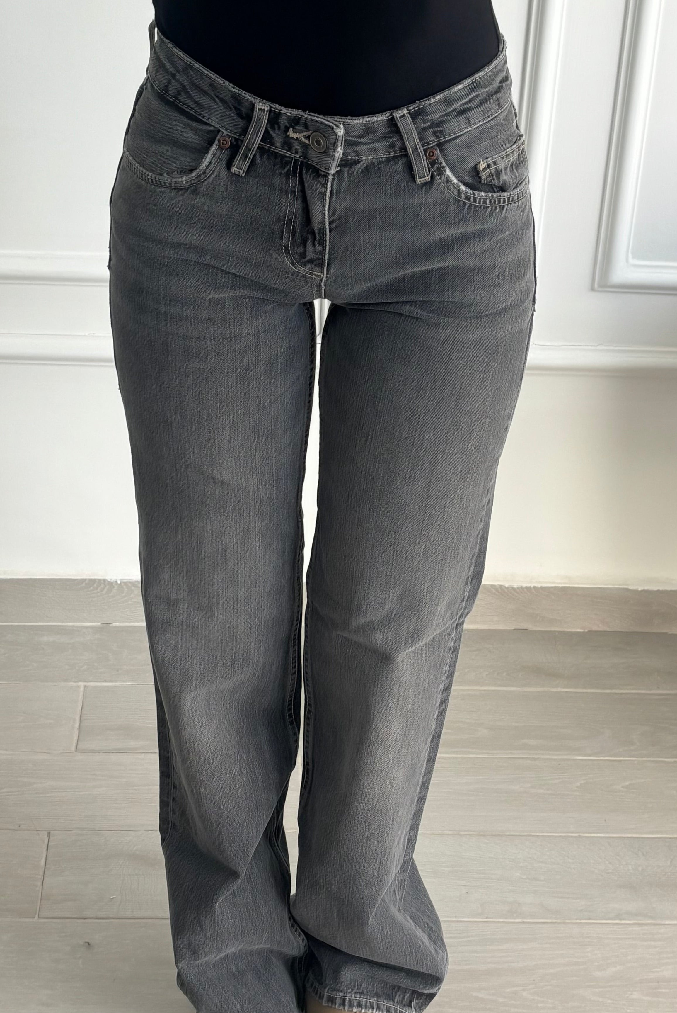 MID-RISE GREY JEANS